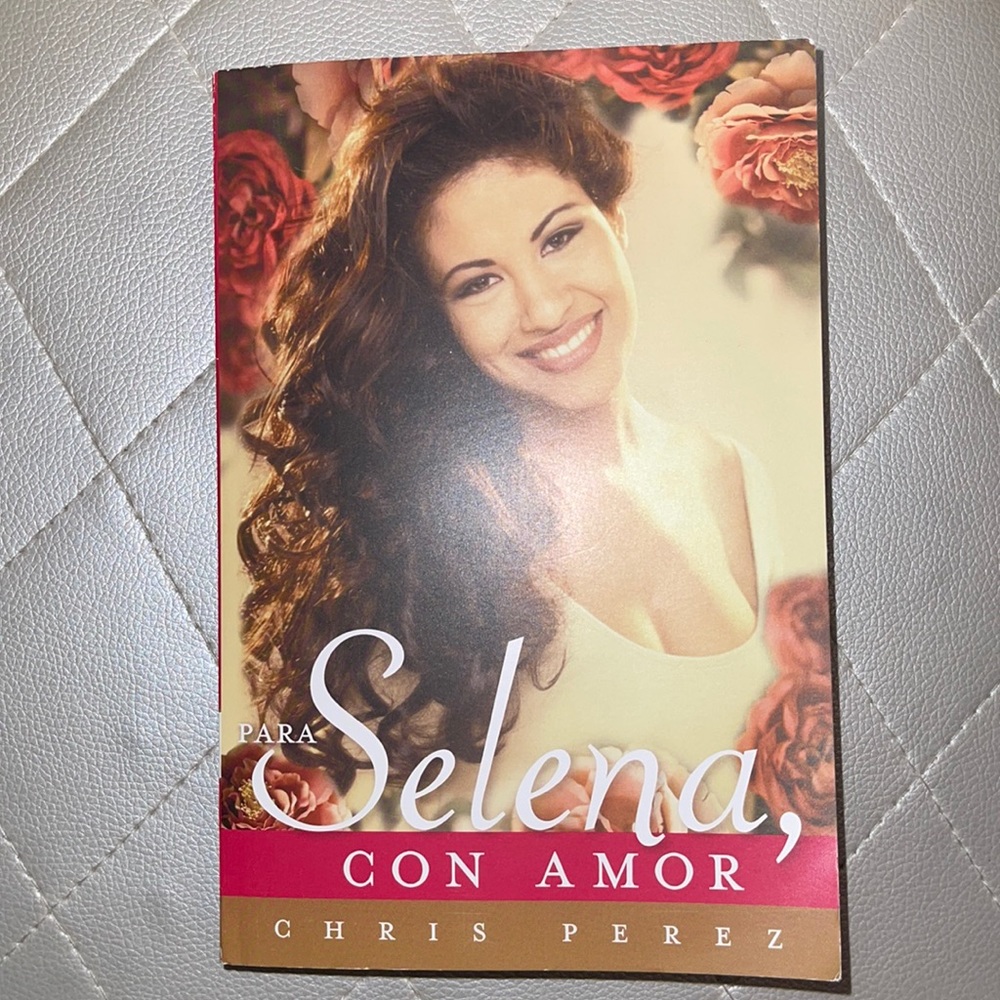 Selena Book in Spanish